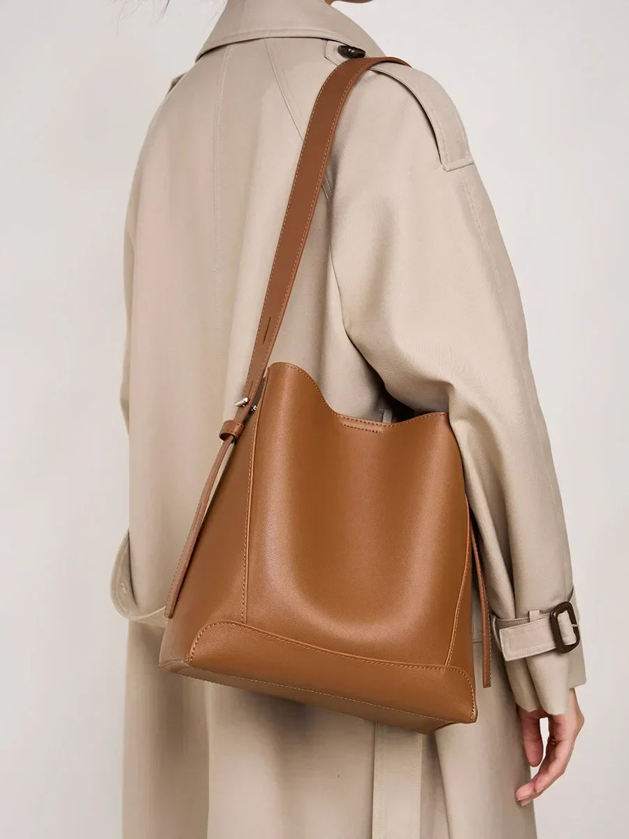 tine™ – elegant sand-colored shoulder bag with belt handle