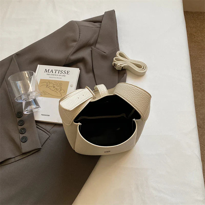 iris™ – modern bucket bag