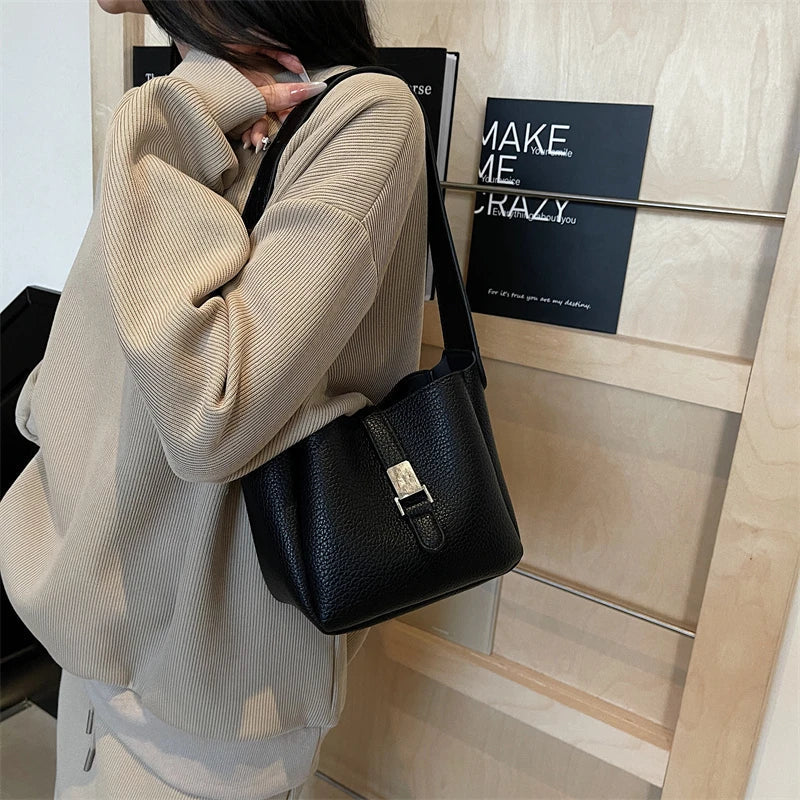 iris™ – modern bucket bag